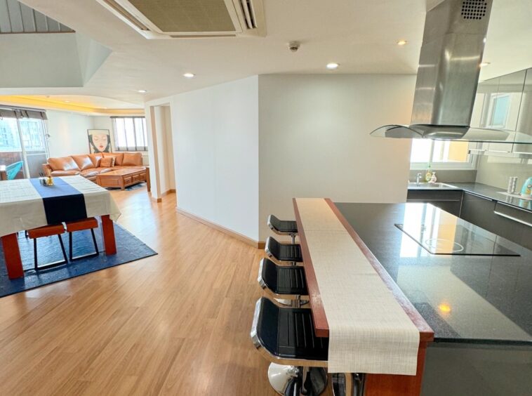 Spacious condo for sale ekkamai
