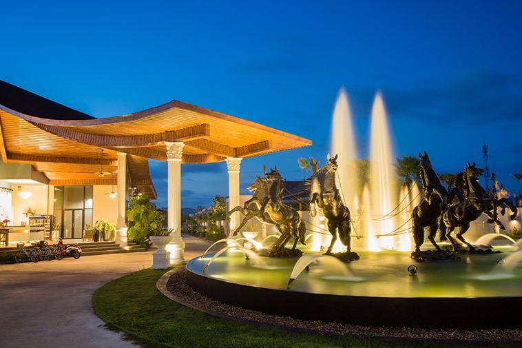 photo985 1 Gold Chariot